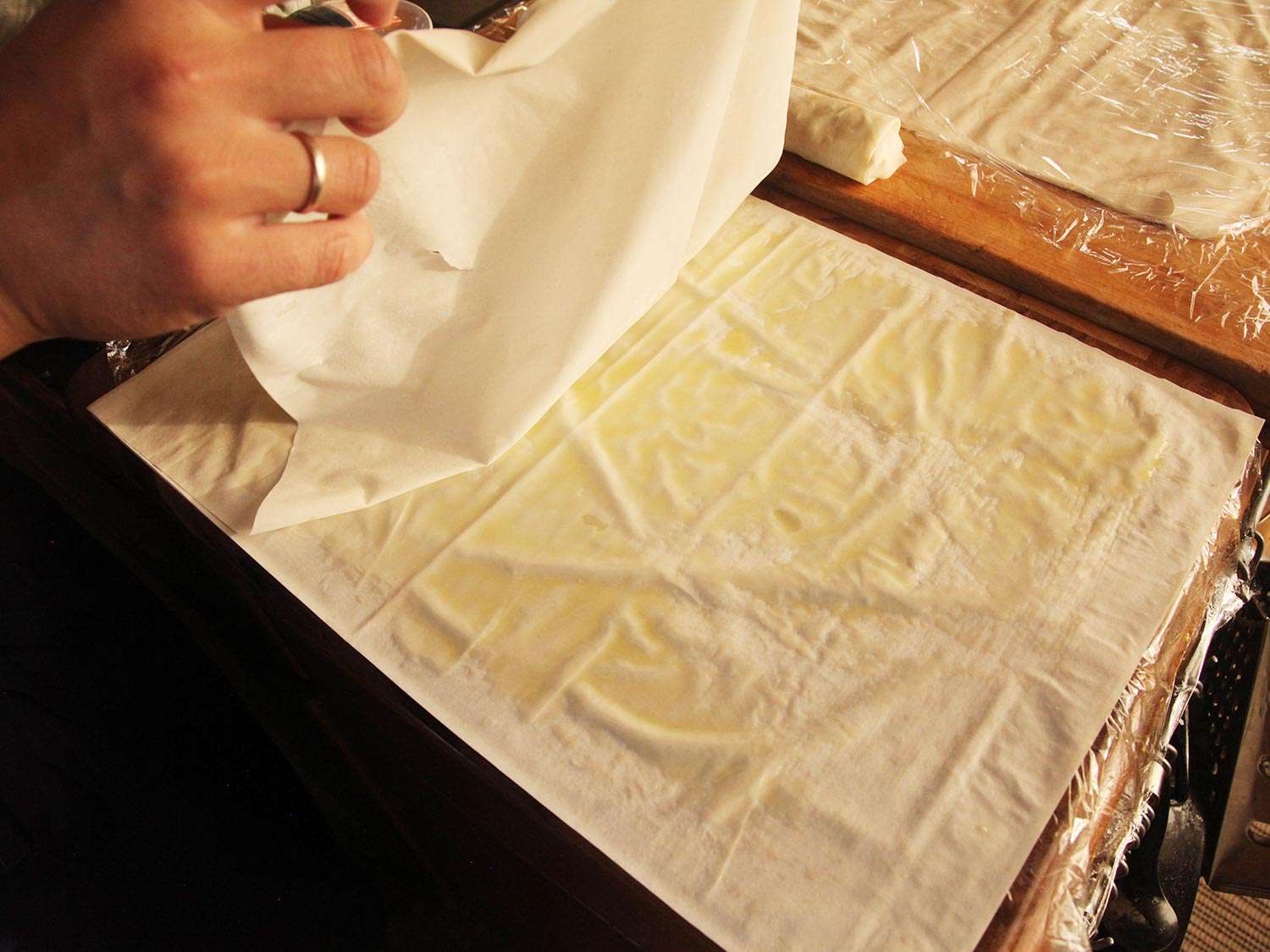 将薄纸铺在另一层用橄榄油刷过的薄纸上。