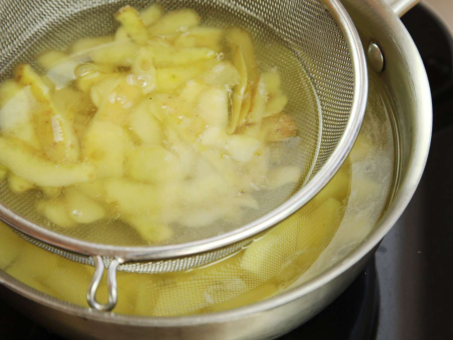 在马铃薯上把土豆放在马铃薯上，用土豆的土豆。