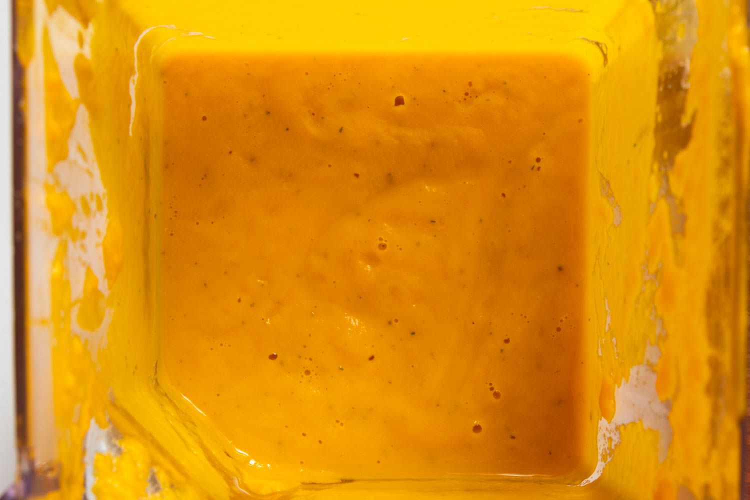 冷冻胡萝卜汤在搅拌机中被打成泥。