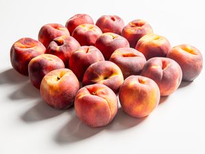 A bunch of peaches
