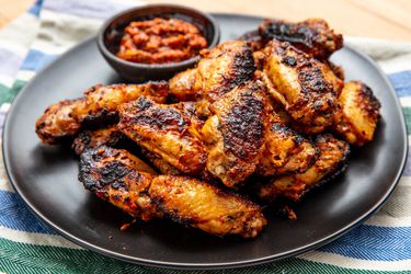 烤土耳其鸡翅，配上蘸酱。