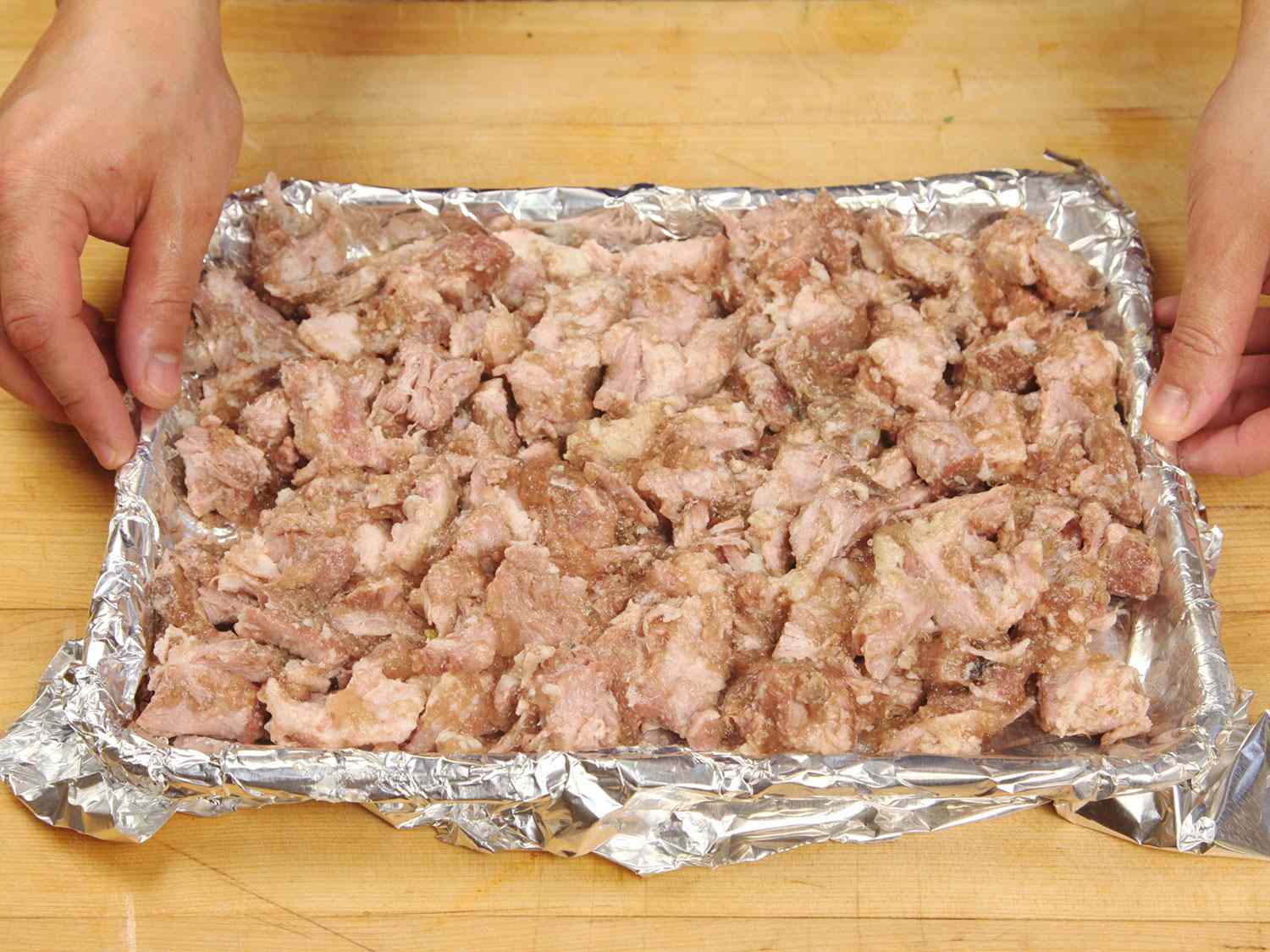 将切碎的真空炖肉放在衬有锡纸的烤盘上，然后放入烤炉中炸脆。