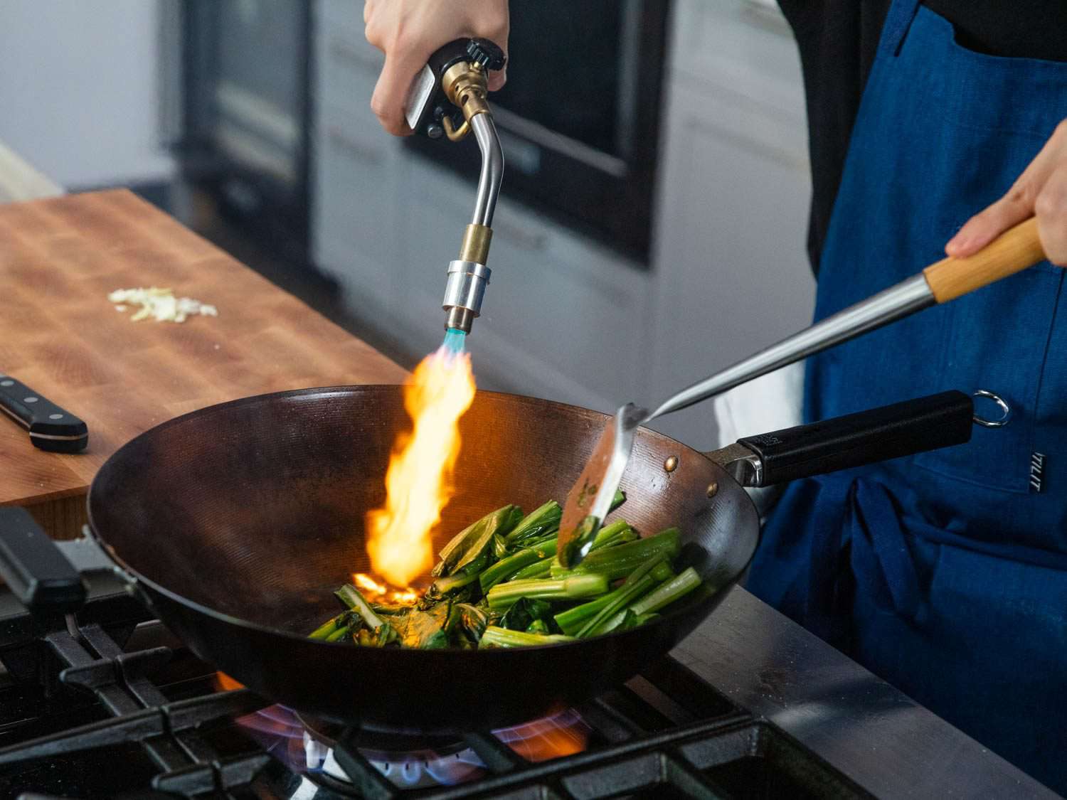 用炒锅吹烧蔬菜