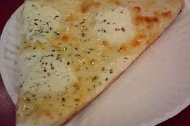 纸盘上的纽约式白披萨。