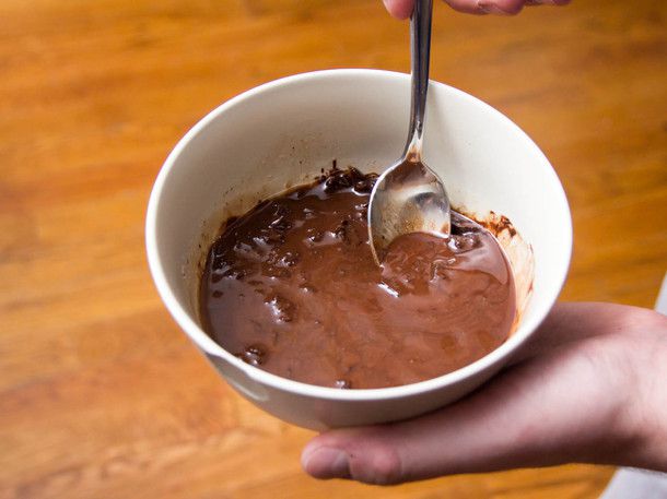 作者继续搅拌巧克力蘸料。巧克力几乎完全融化，混合物开始看起来光滑和乳化。gydF4y2Ba