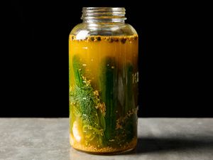 一个大玻璃瓶，里面装满了乳酸发酵的莳萝泡菜。