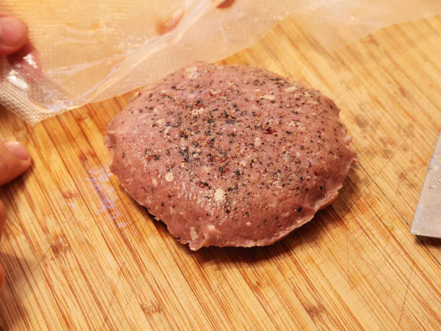 烹饪前在真空袋中密封的真空汉堡，显示过度压缩。gydF4y2Ba