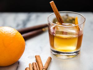 一种老式木材鸡尾酒，加威士忌、橘子皮和肉桂棒