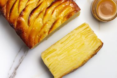 一个slice of finely-layered apple custard cake known as Gâteau invisible aux pommes