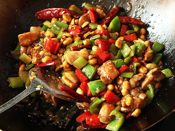 在锅中加入酱汁和鸡肉，将辣椒、芹菜和花生炒熟，做成外带式宫保鸡丁。gydF4y2Ba