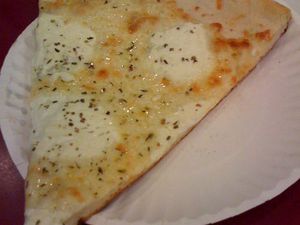 纸盘上的纽约式白披萨。
