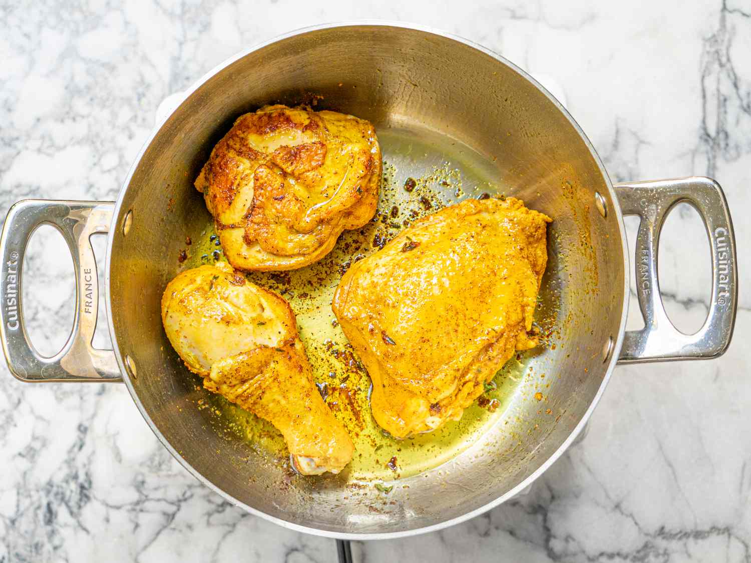 鸡肉在锅里变黄