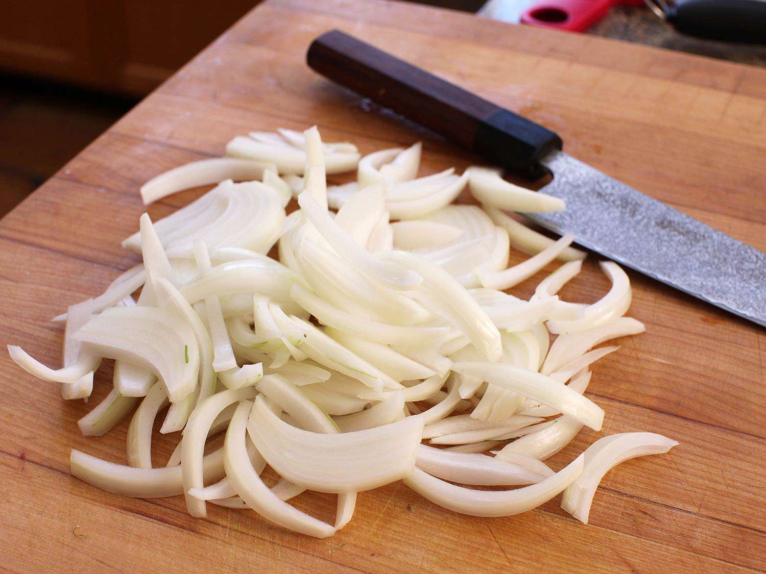 用洋葱和螺丝刀切开。