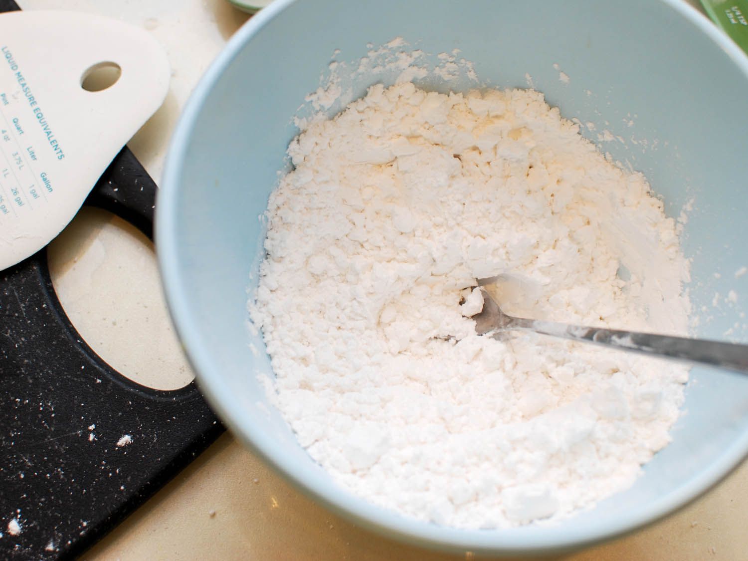淀粉和盐在搅拌碗中混合，