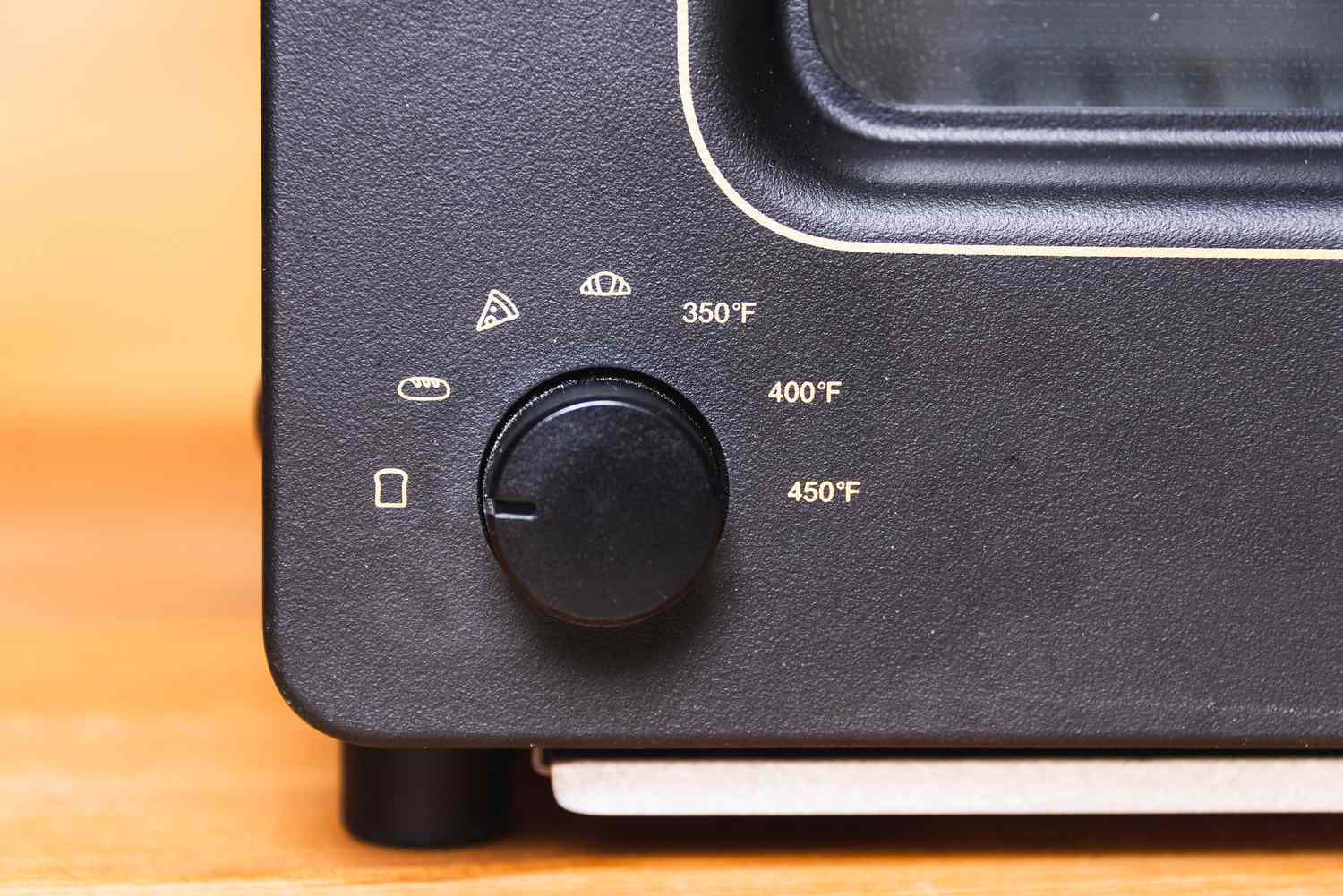 A closeup of the Balmuda's control knob that shows both illustrations and temperature