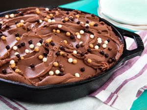 20180410-chocolate-skillet-cake-vicky-wasik-27