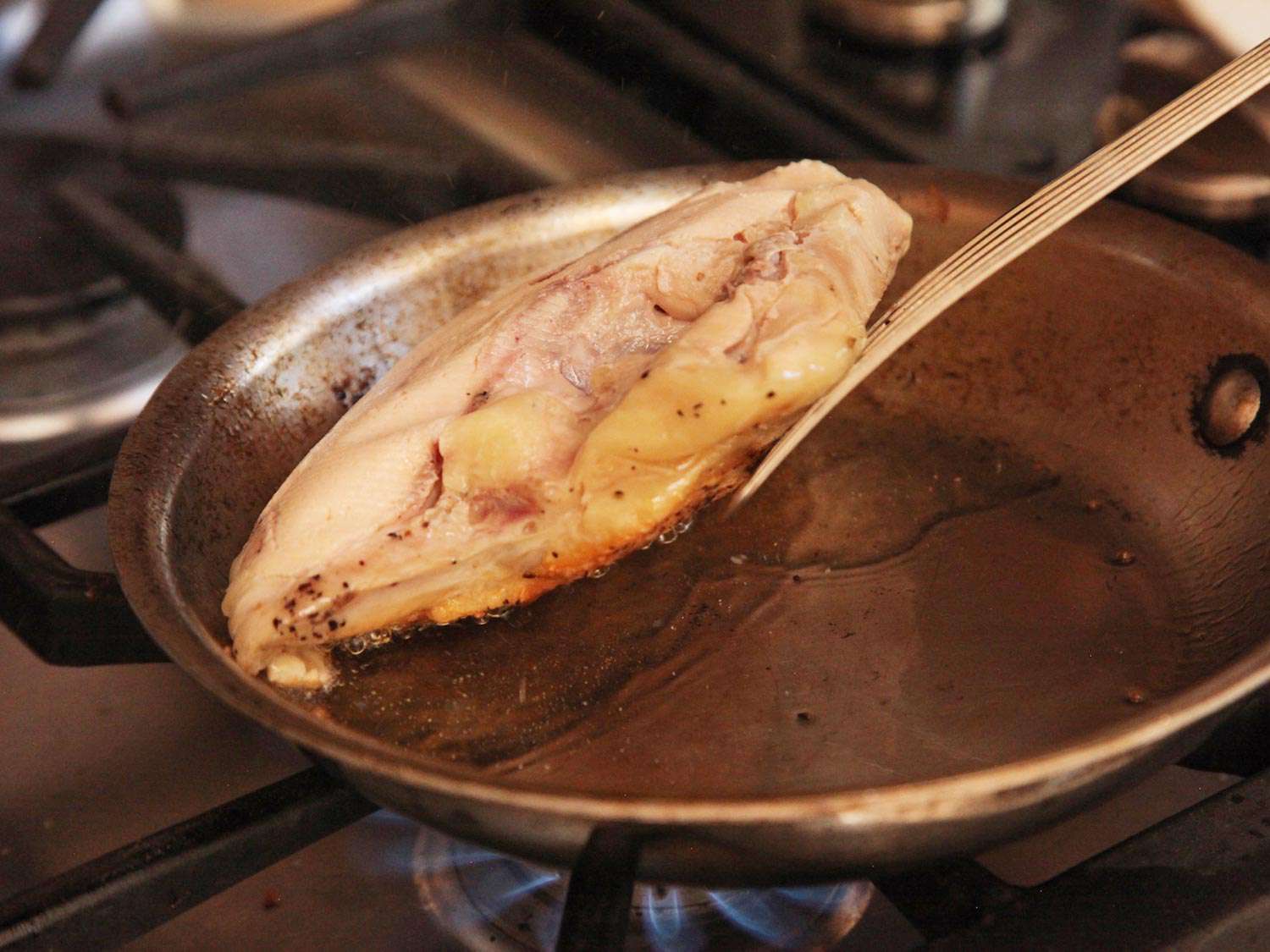 在一个在烤锅里的烤鸡袋，烤了一只鸡的肉