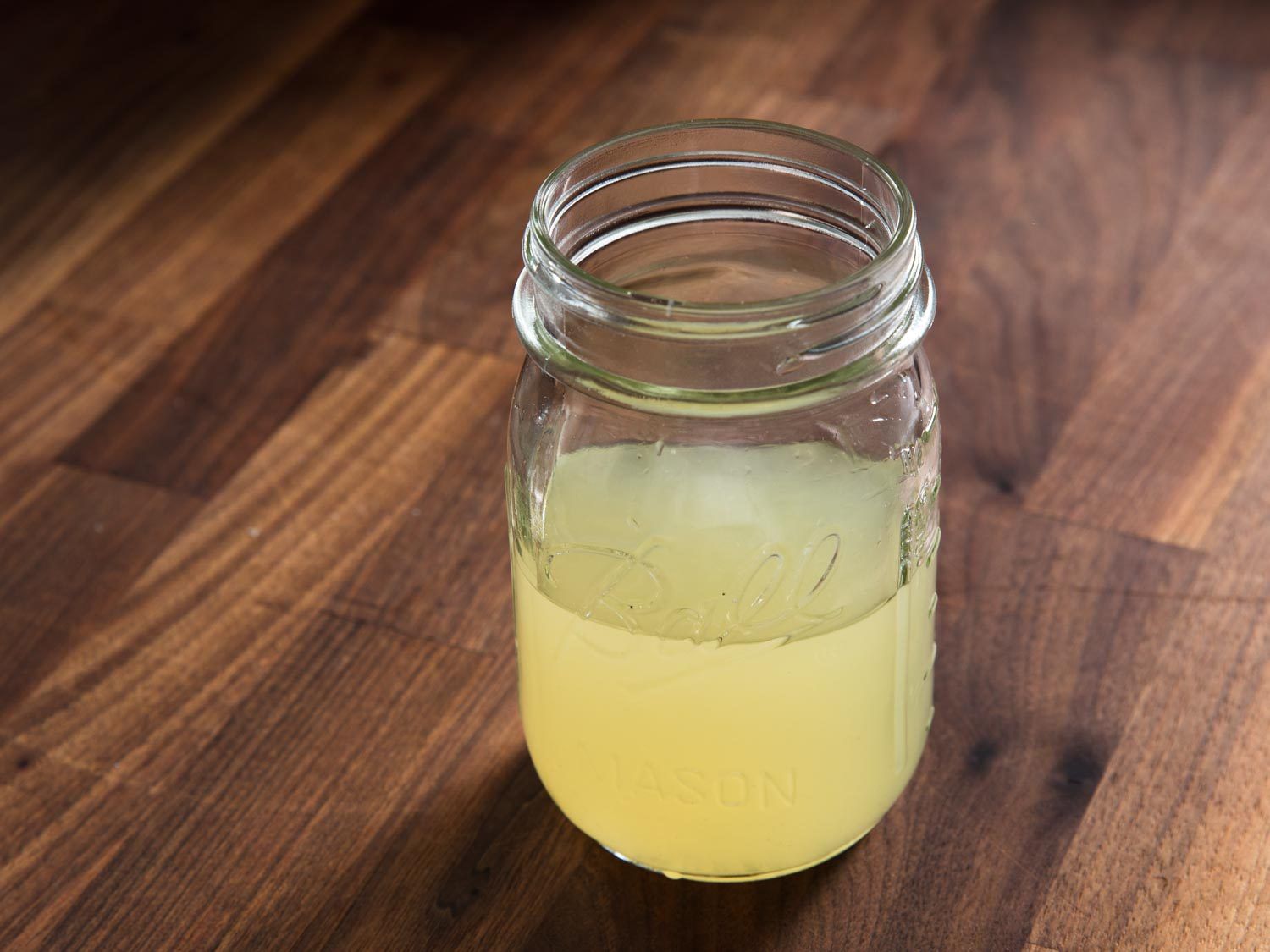 由柠檬盐溶液和海带汤制成的成品寿司，装在玻璃罐中