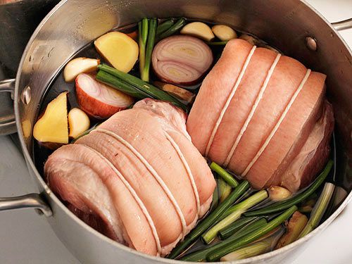 五花肉是一个平底锅，里面有大豆、味醂和香料，准备焖煮。
