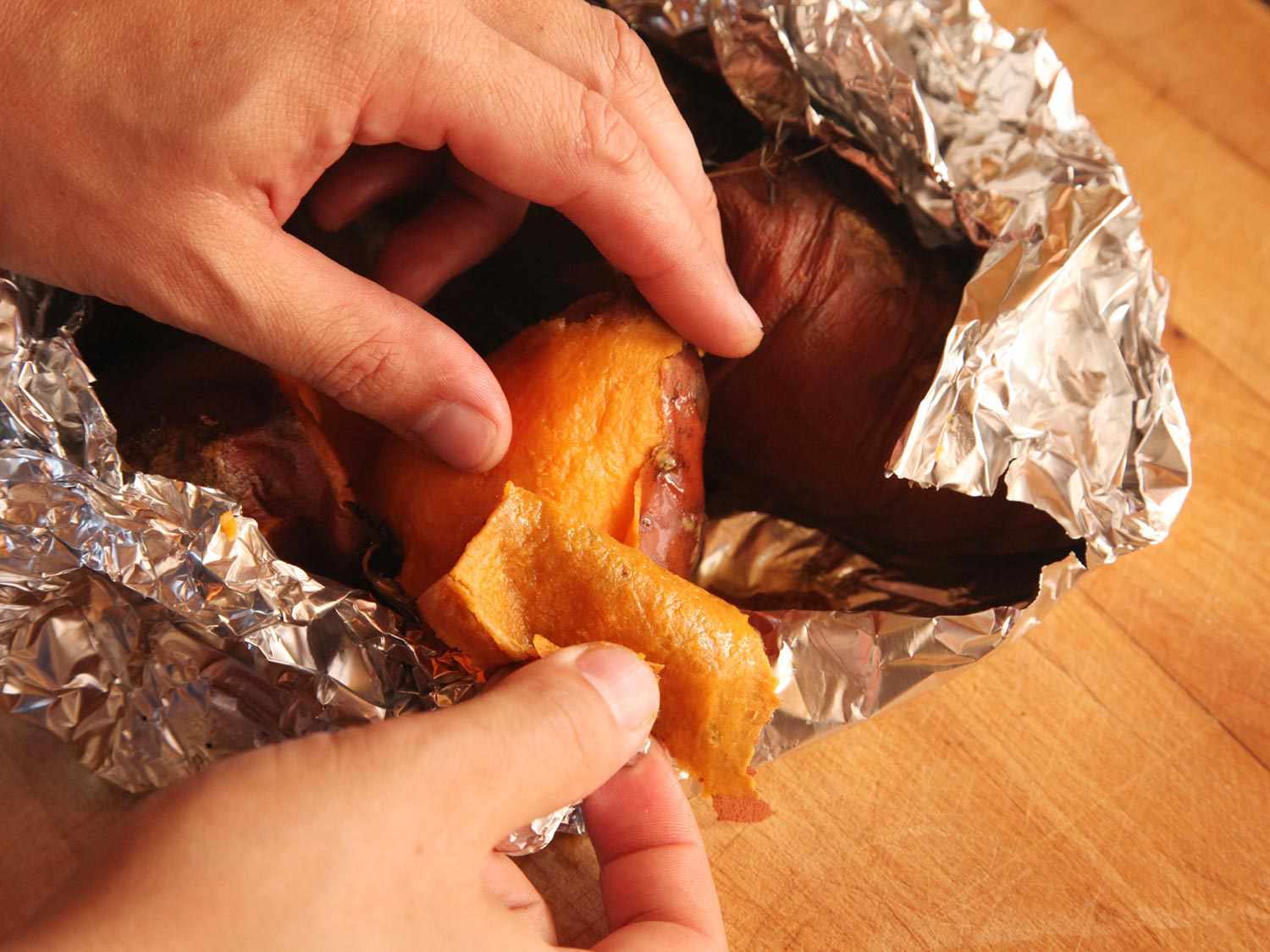 用锡纸剥烤红薯