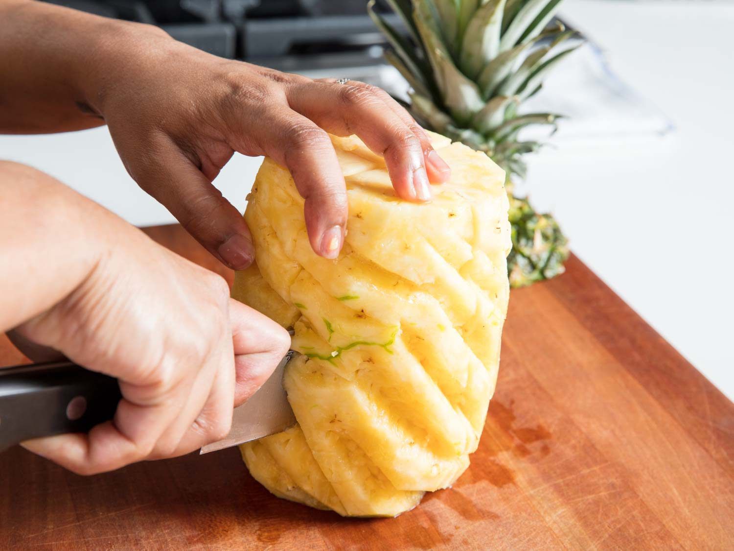 把菠萝切成四份的刀。