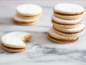 20160329-alfajores-cookies-vicky-wasik-12.jpg