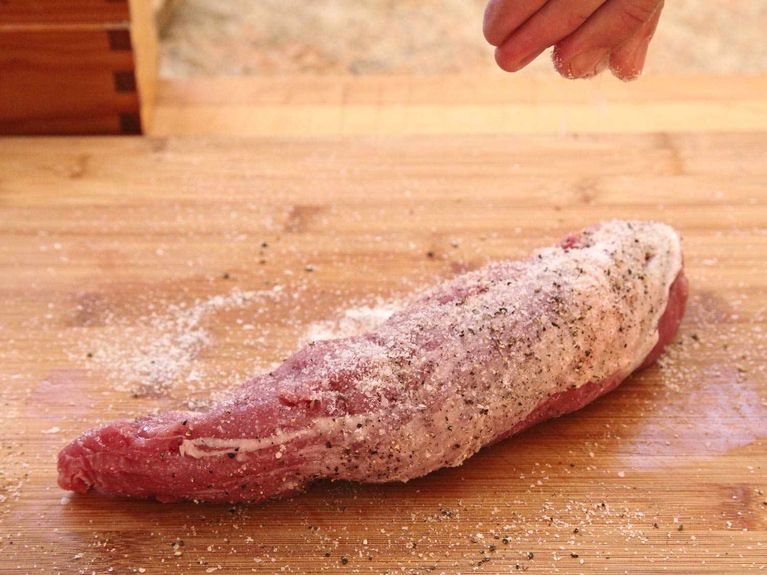 在真空烹调前，用盐和胡椒将里脊肉大量调味。