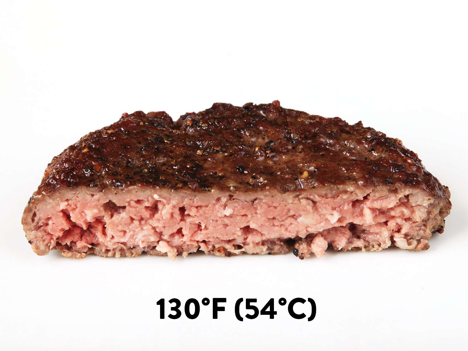 用真空烹饪法将130华氏度(中等)的汉堡切成两半，露出粉红色的中心。gydF4y2Ba