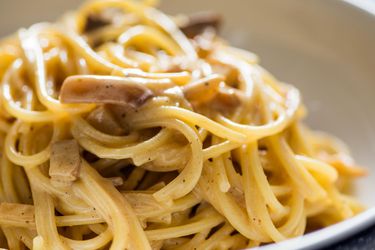 Close up of a plate of vegan cabonara.