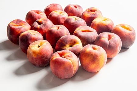 A bunch of peaches