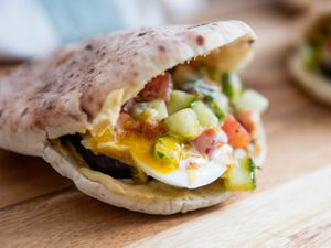 萨比奇三明治——皮塔饼里塞满了煎茄子、鸡蛋、鹰嘴豆泥和芝麻酱。