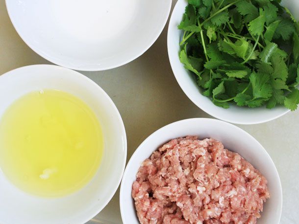 俯拍的四碗西湖汤的食材:玉米淀粉、香菜、猪肉碎和蛋白。华体会应用下载