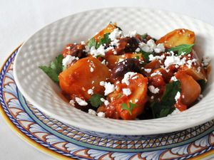 希腊土豆和橄榄炖在一个白色的碗里