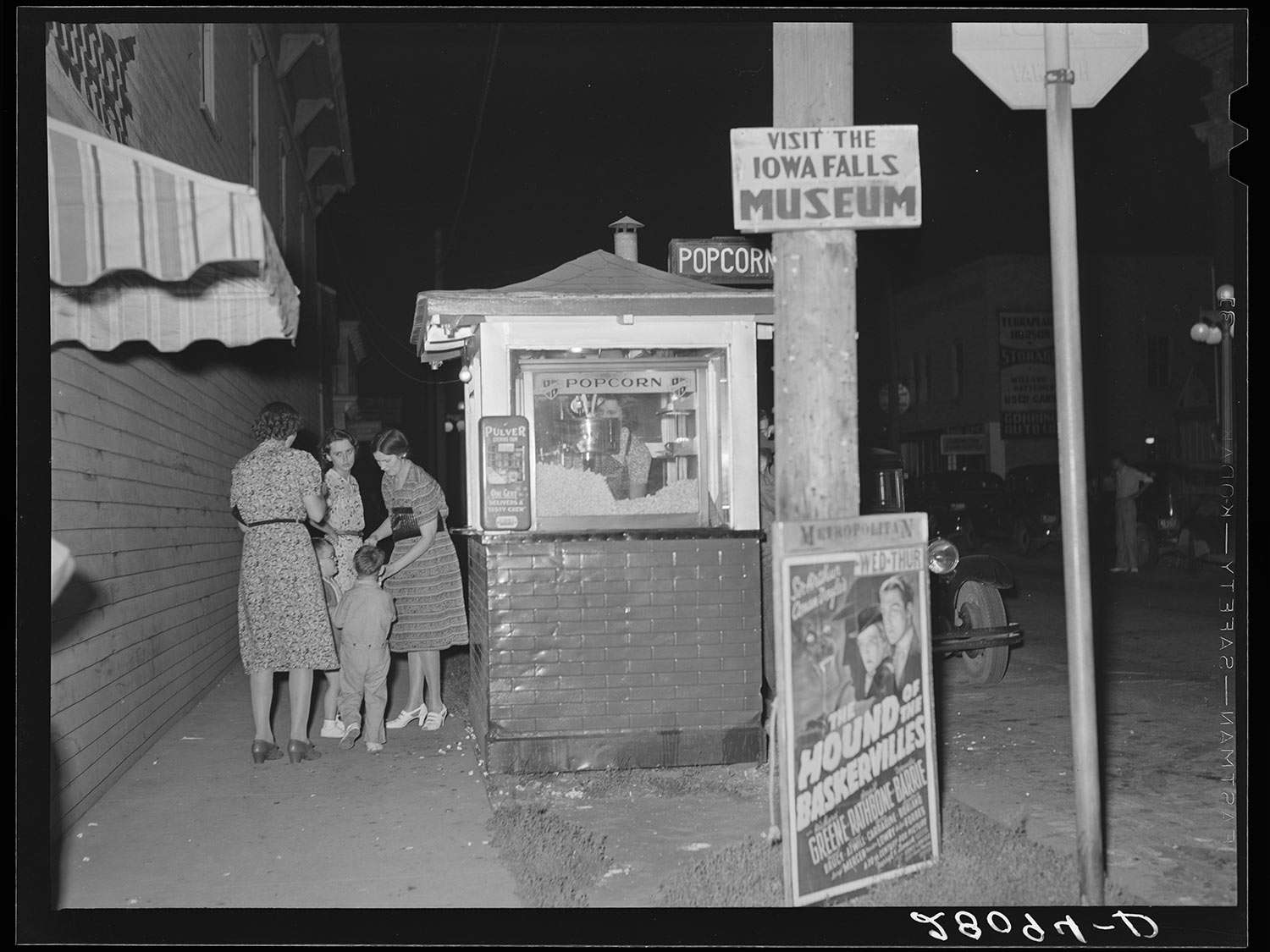 爆米花摊的档案照片。爱荷华瀑布，爱荷华州，1939年