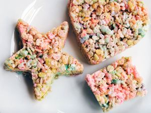 自制的Peeps米脆饼干切成矩形，一颗星，和一个心在盘子上。