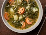 一碗舒适的自制葡萄牙绿卡尔多汤