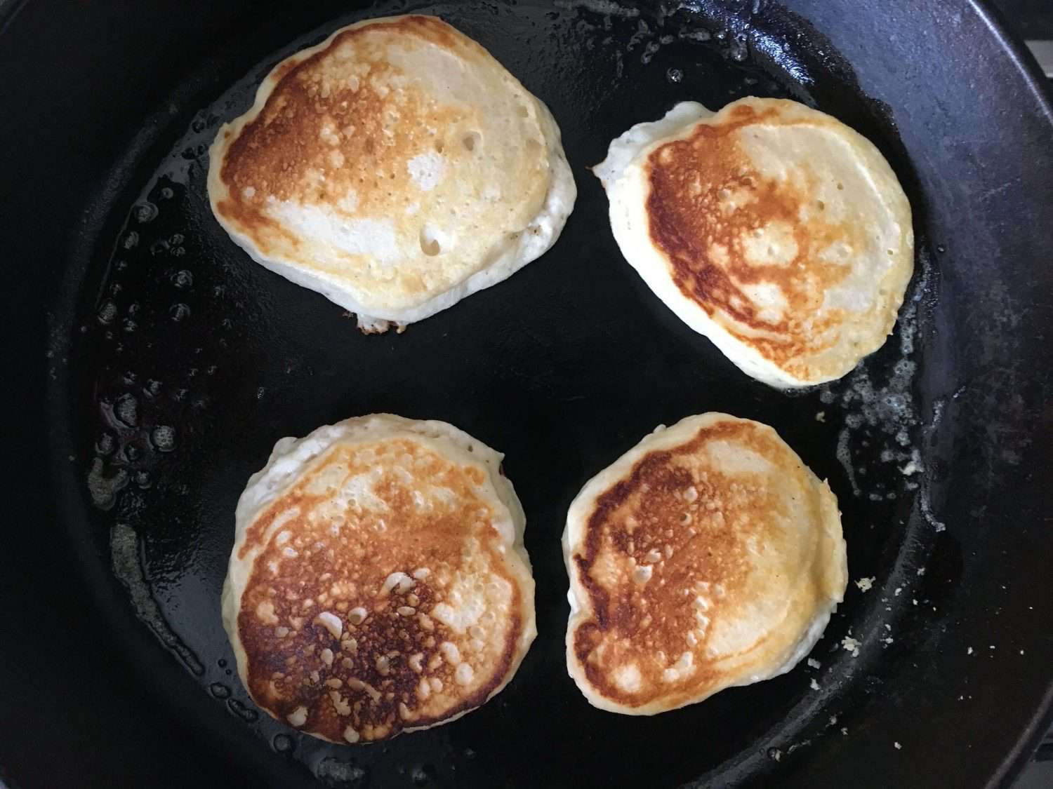 用铸铁平底锅煎酪乳煎饼