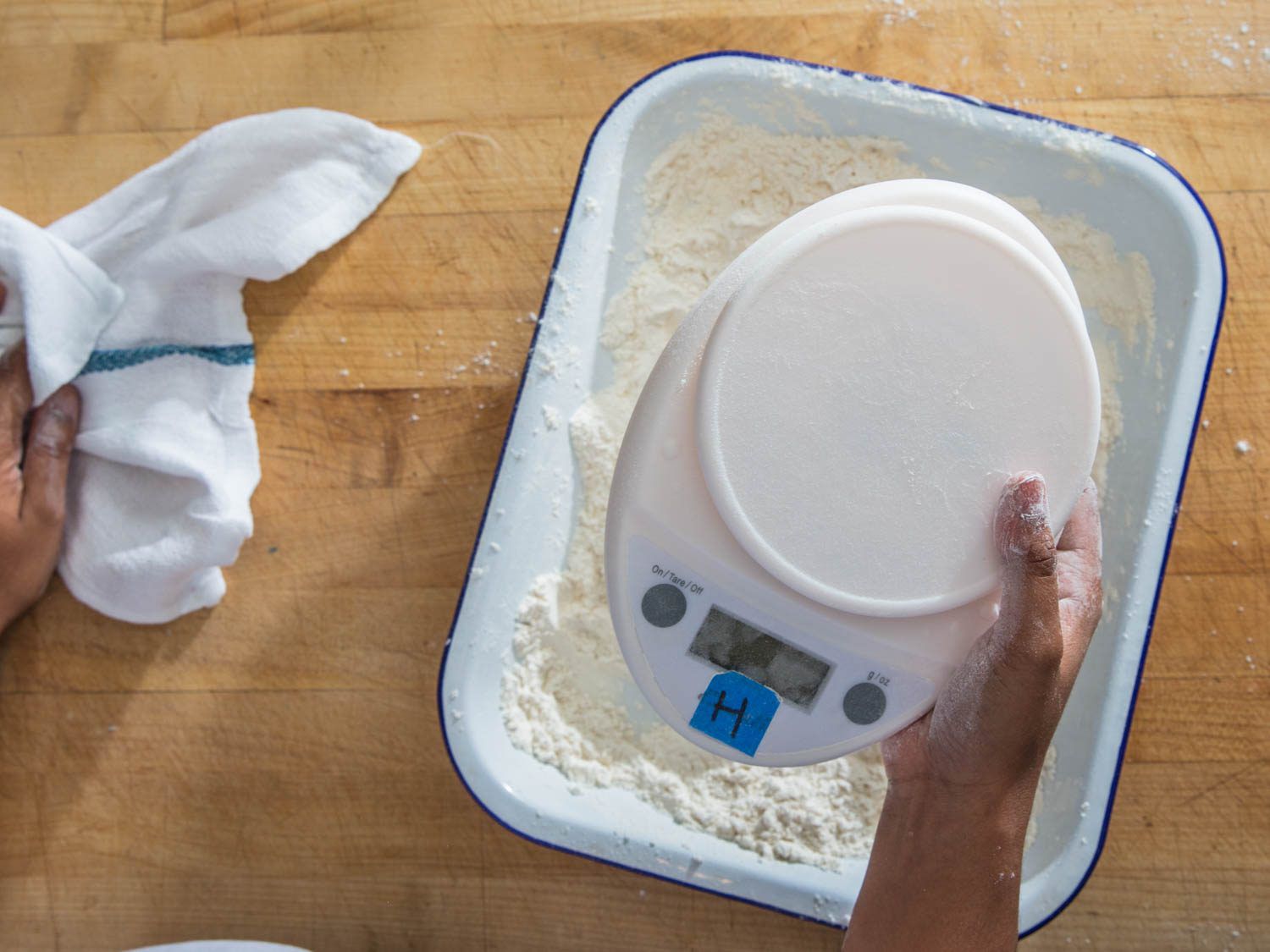 从一碗面粉中去除数字厨房秤。