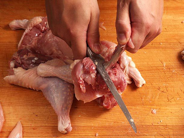 用刀从刀尖上取出刀子的肉