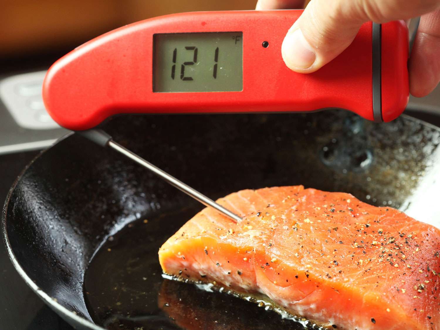 使用即时读取温度计来查看烤鲑鱼片内部的温度是121F。