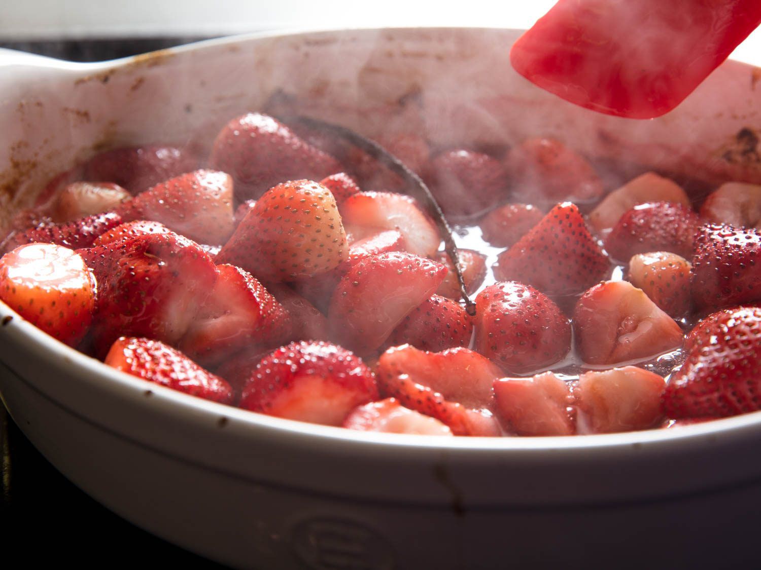 在烤盘中加入香草草莓。