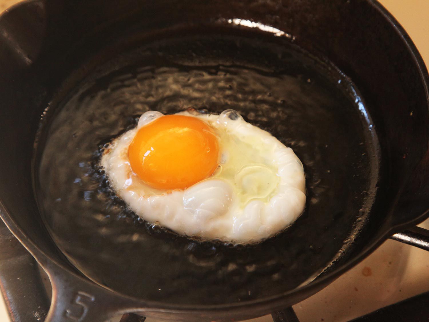 用铸铁煎锅煎蛋
