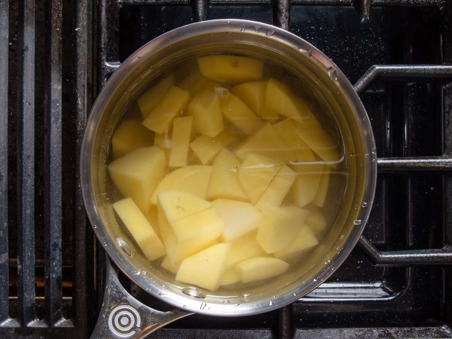 俯瞰育空黄金土豆片在锅与酸化和盐水