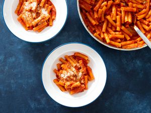 两个碗里的意大利面，在意大利面条上涂了一碗番茄酱粉