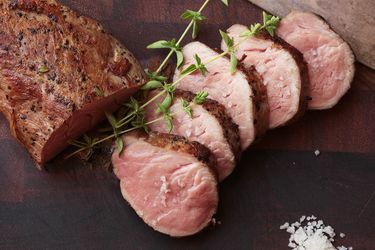 切成薄片的真空烹调猪里脊肉，半熟，烤至外皮呈棕色。