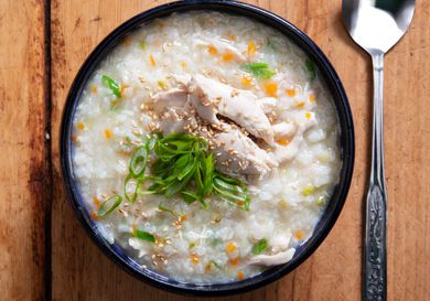 一碗韩式鸡肉大米粥。