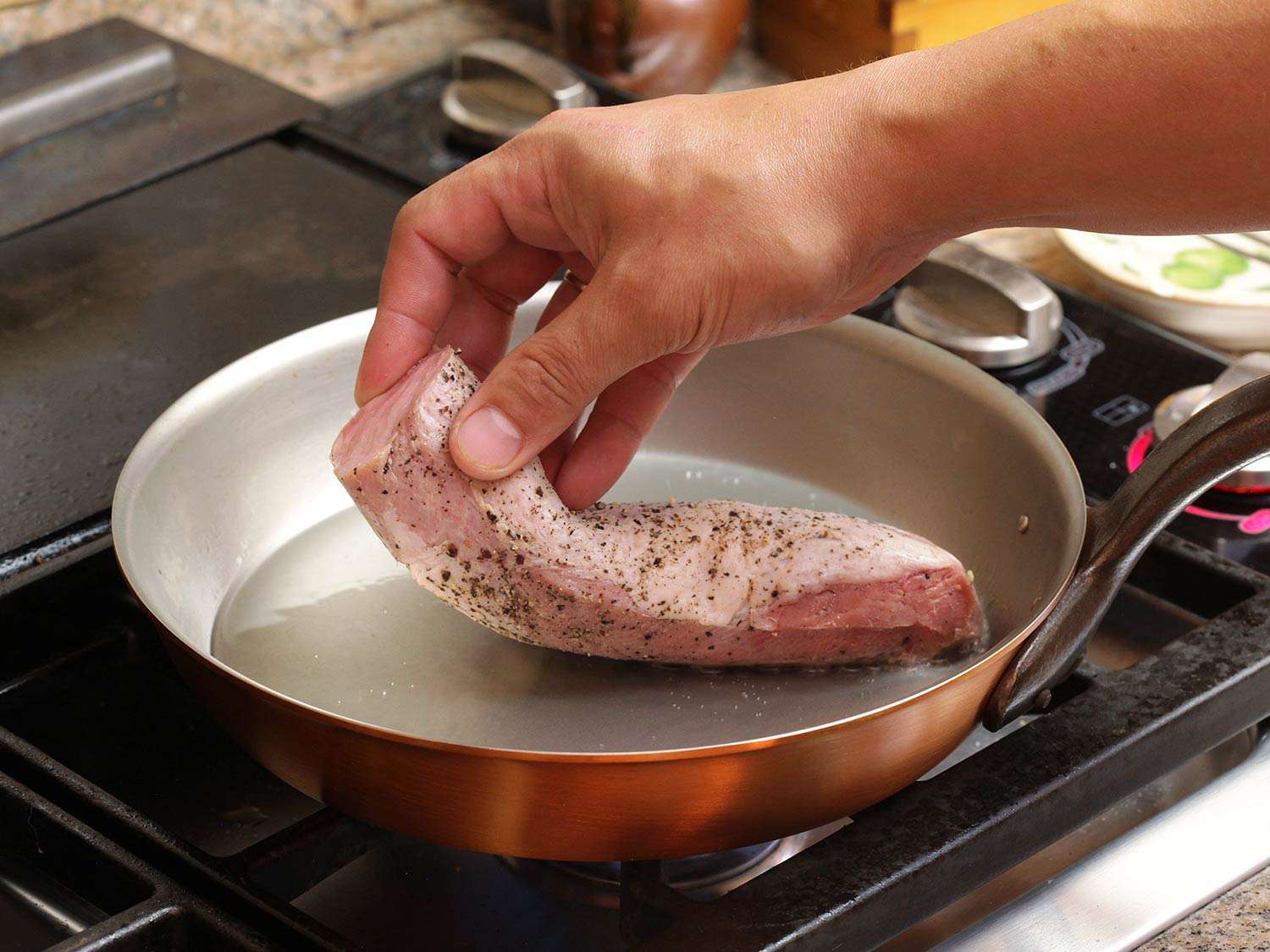 将真空烹调的里脊肉放入热的、涂了油的煎锅中煎至焦糊后即可食用。