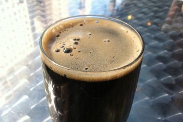 一杯自制的黑啤。