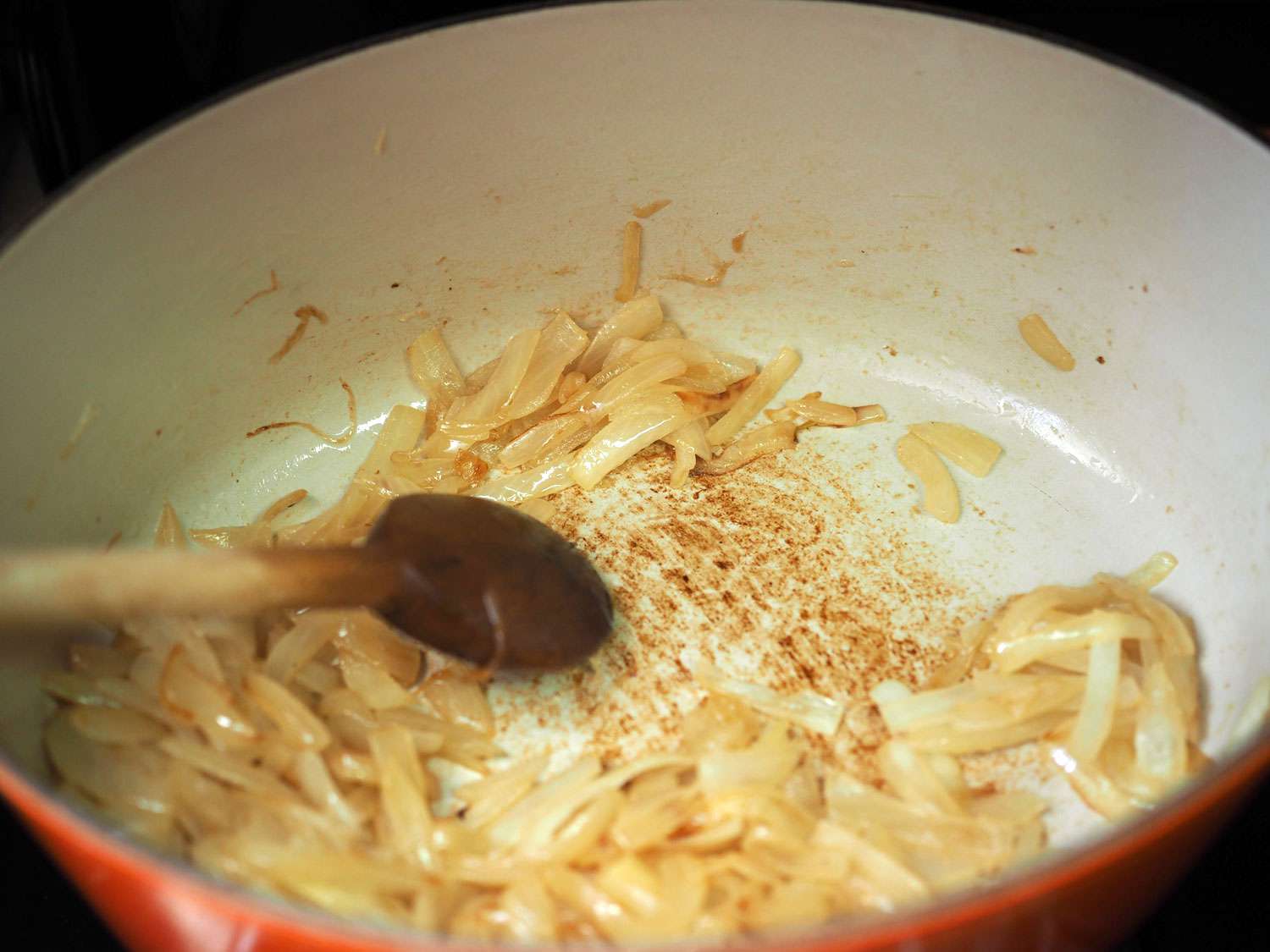 洋葱片在搪瓷铸铁锅中被焦糖化。gydF4y2Ba
