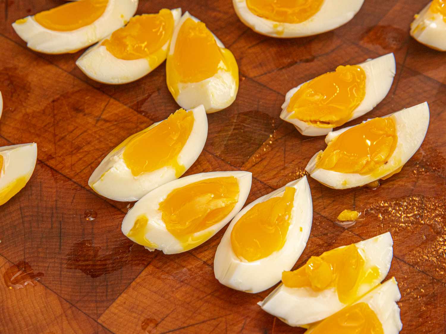 在切菜板上切成四等分的鸡蛋的侧面图